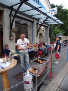 Zentral im Bild: Grillmeister Robert.